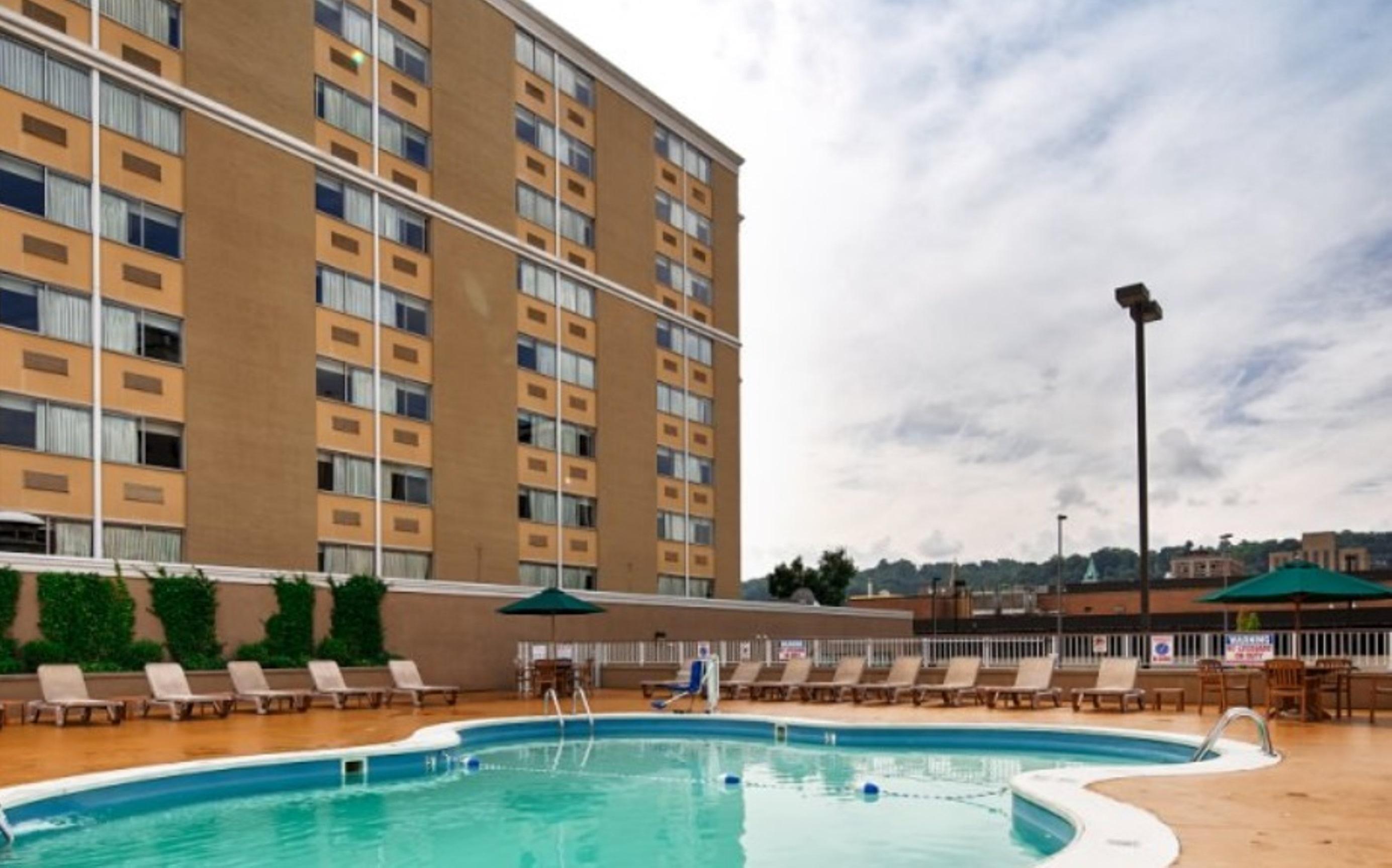 Quality Inn & Suites Charleston - Civic Center Exterior photo