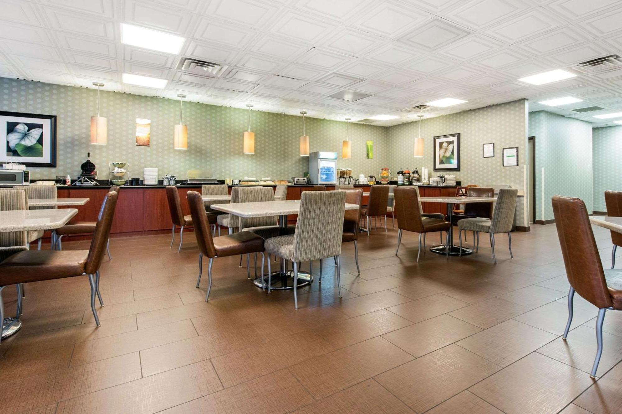 Quality Inn & Suites Charleston - Civic Center Exterior photo
