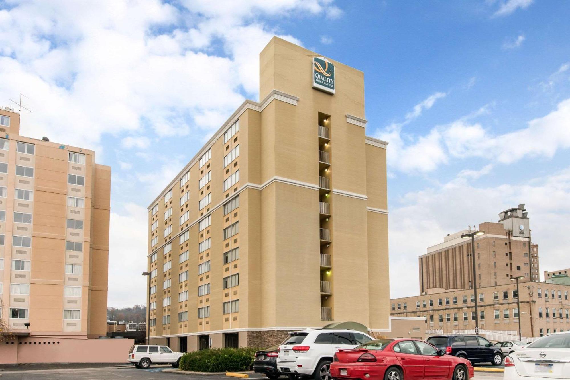Quality Inn & Suites Charleston - Civic Center Exterior photo