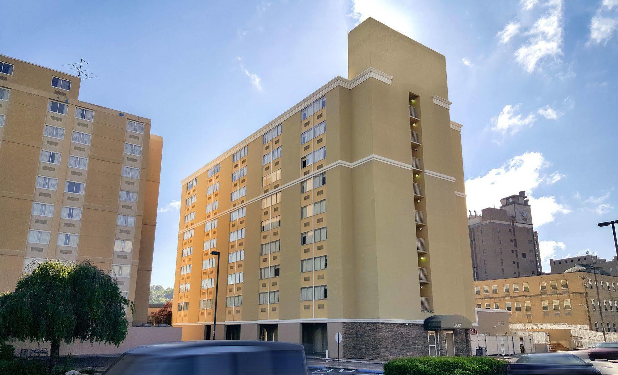 Quality Inn & Suites Charleston - Civic Center Exterior photo